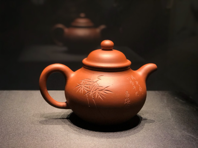 吴昌硕落款紫砂壶图片