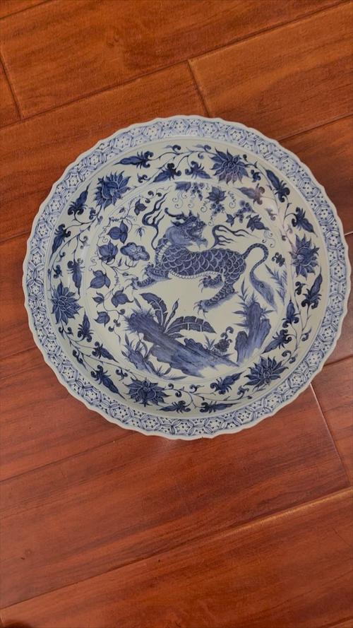 青花麒麟大盘瓷器照片