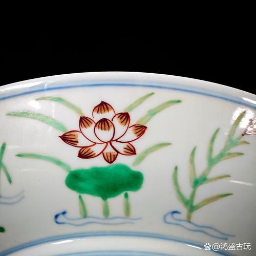 明代瓷器上画荷花图案