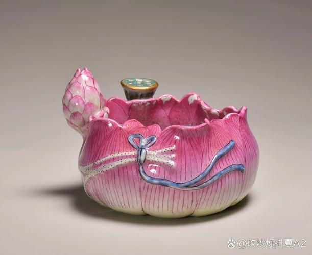 明代瓷器上画荷花图案