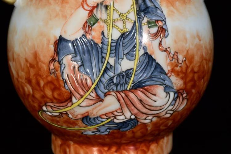 粉彩描金观音站相瓷器