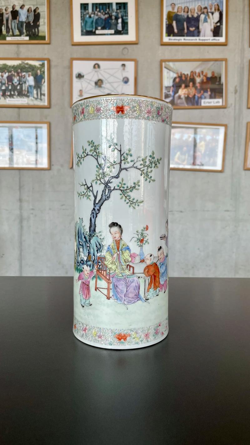 民国粉彩麟趾呈祥瓷器