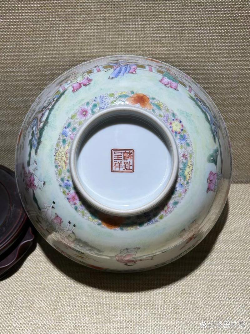 民国粉彩麟趾呈祥瓷器