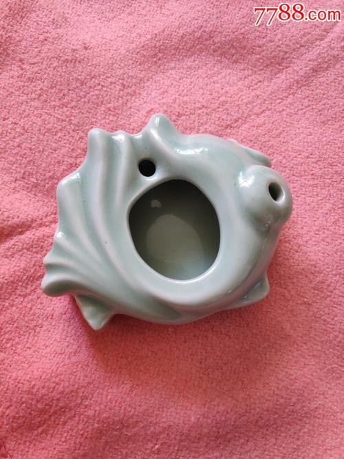 瓷器像鱼一样的烟灰缸