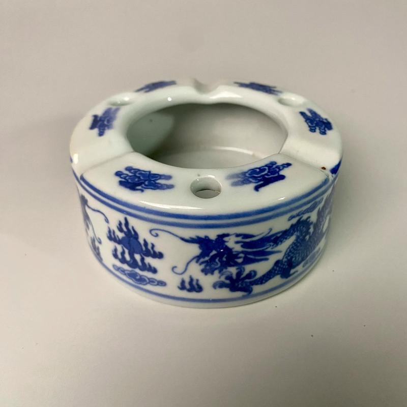 瓷器像鱼一样的烟灰缸