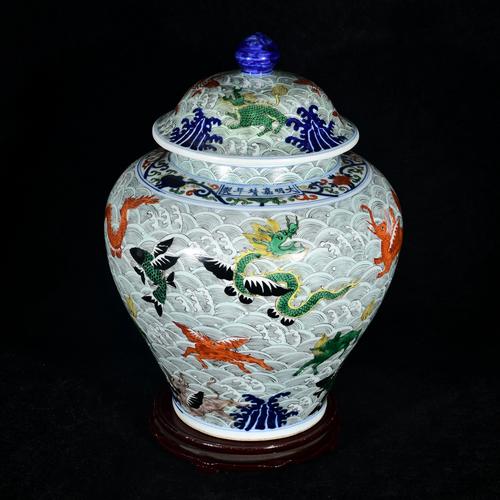 大明嘉靖年制五彩瓷器