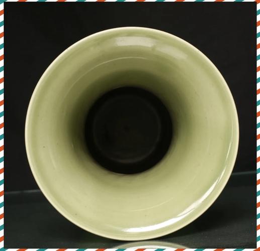 乾隆官窑仿龙泉窑瓷器