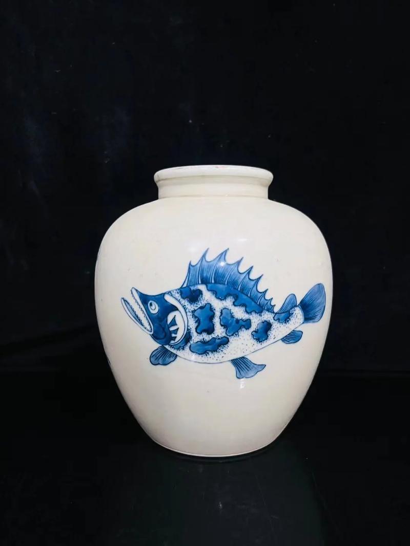 清代瓷器上的荷花鱼案