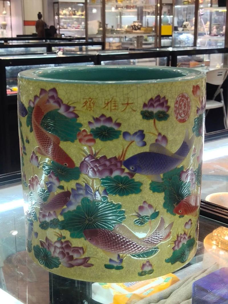 清代瓷器上的荷花鱼案