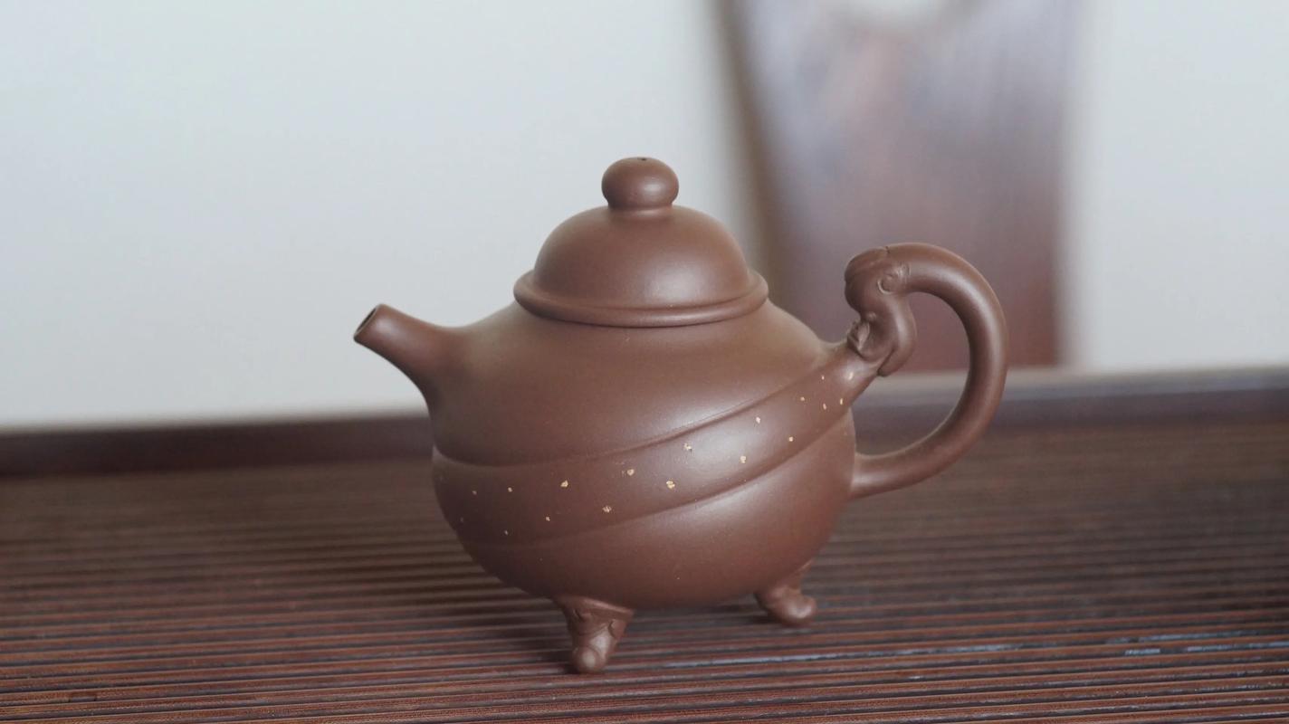 紫砂壶壶盖上刻有凤英