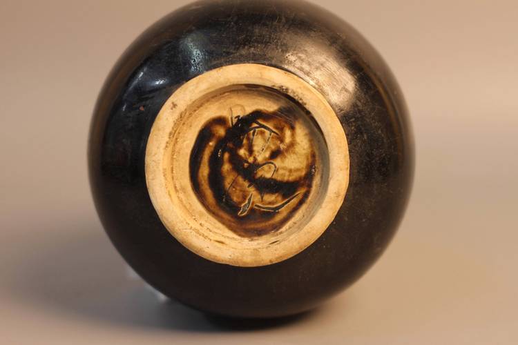 定窑黑釉瓷器底足图片