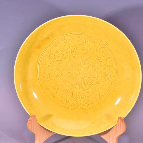 明代弘治黄釉瓷器开片