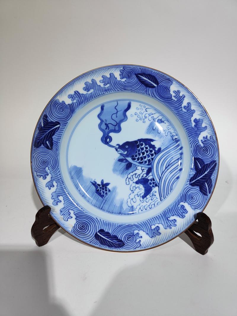 清代鱼化龙海藻图瓷器