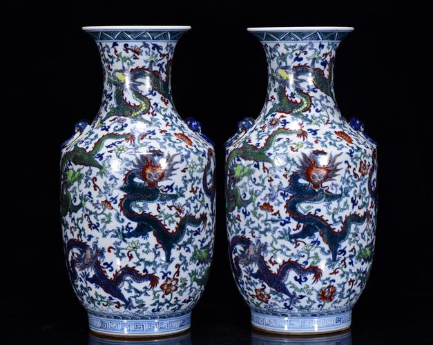 康熙斗彩龙纹梅瓶瓷器