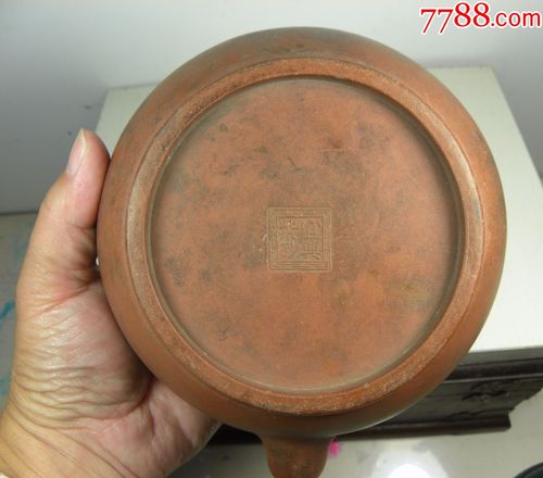 紫砂壶壶盖上写着贞祥