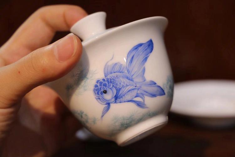 白色瓷器属于釉上彩吗