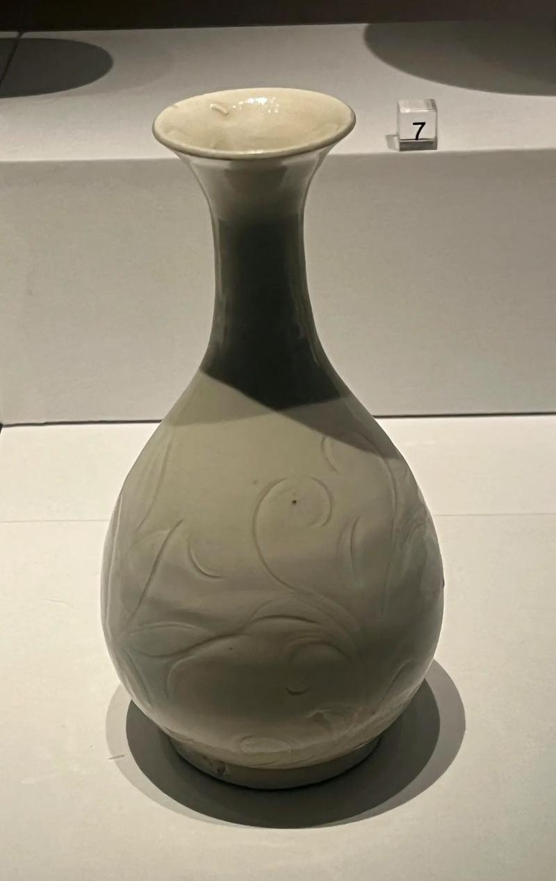 白色瓷器属于釉上彩吗