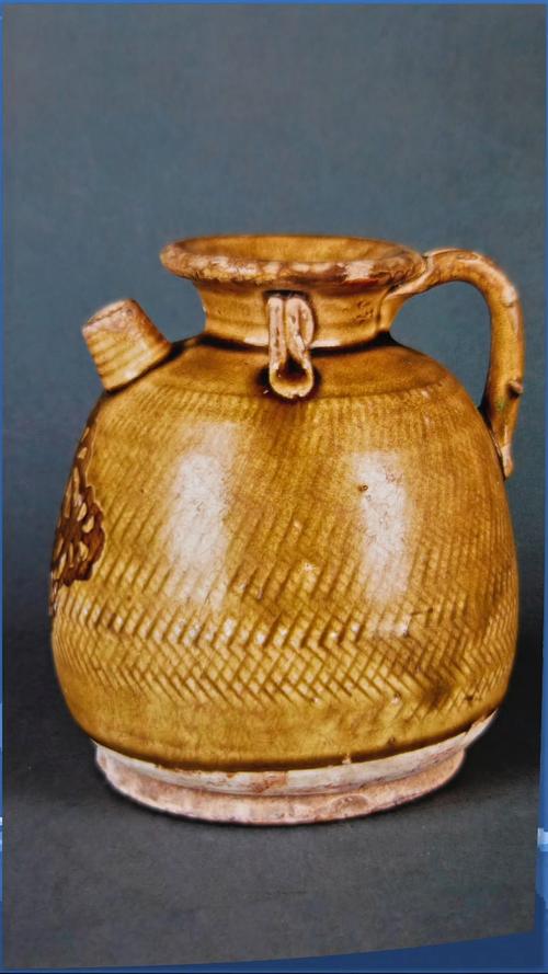 唐代黄釉执壶瓷器图片