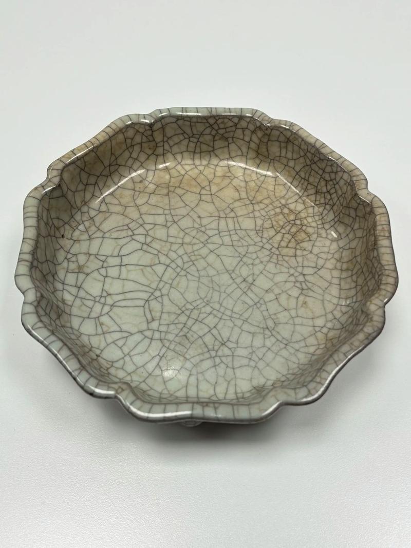 贡字款哥窑瓷器底部图