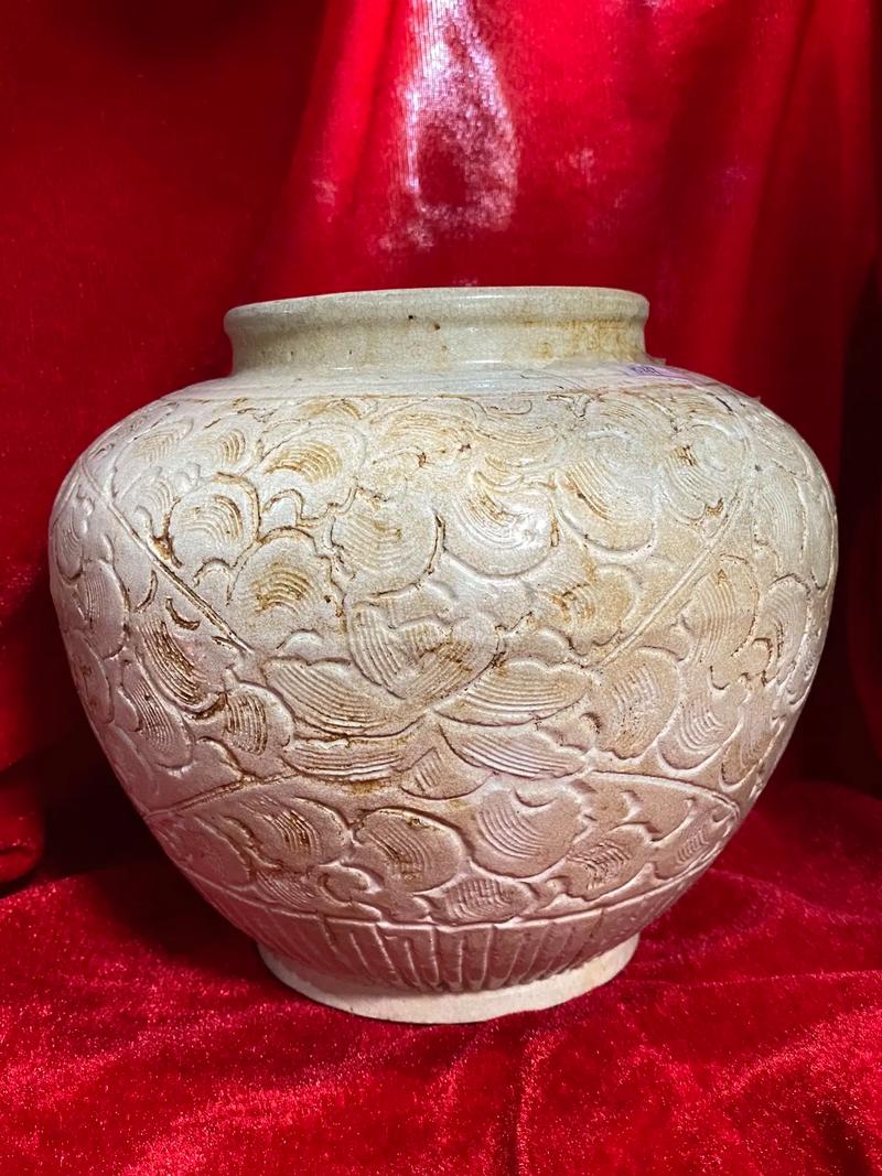 宋代黄釉刻花瓷器图片