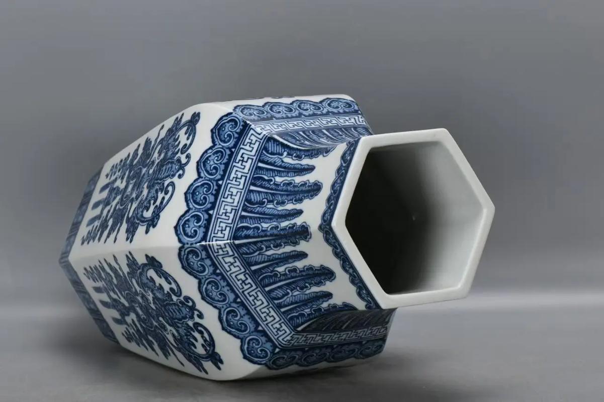 清朝乾隆年间瓷器花瓶