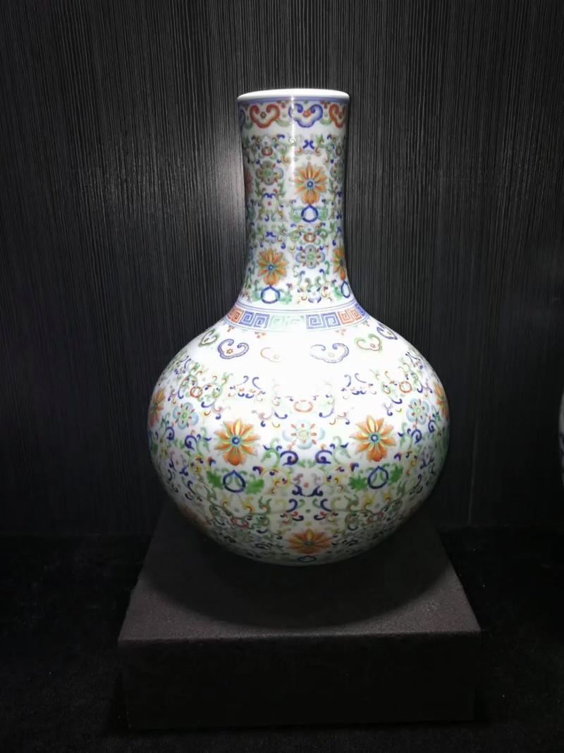 乾隆瓷器底足有火石红