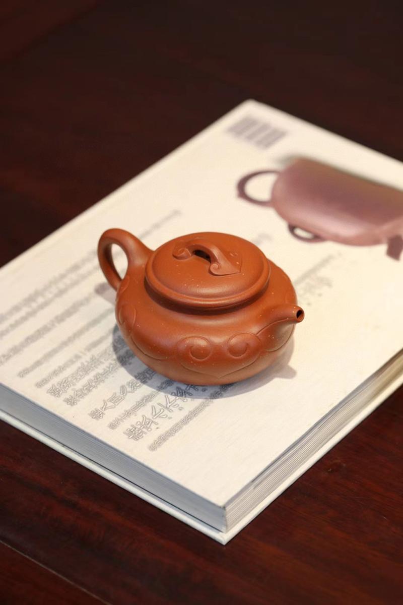 紫砂壶壶盖上写着上云