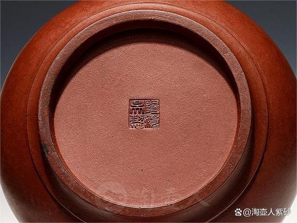 紫砂壶壶盖上写着上云