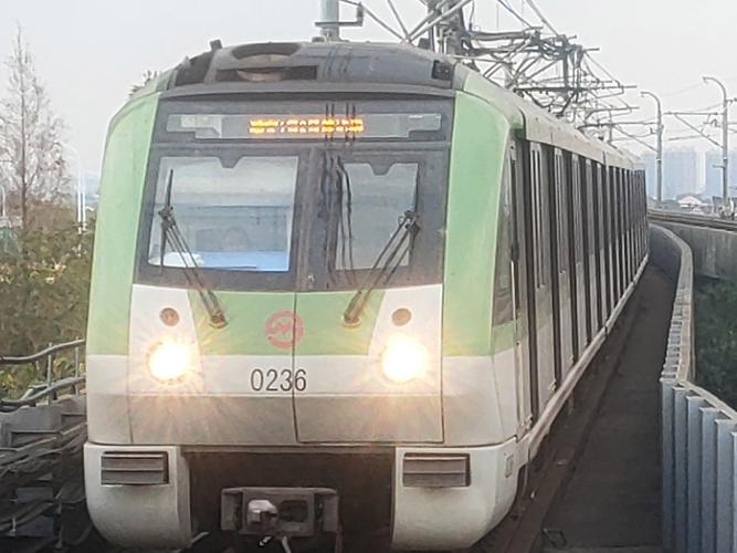 上海地铁2号线首班车