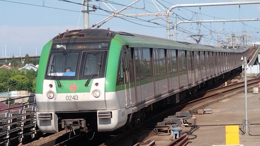 上海地铁2号线首班车